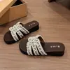 Pantuflas modernas y llamativas con un diseño chino moderno, perfectas para usar en exteriores, con una elegante suela de plataforma elevada y un tacón grueso, ideales para combinar con vestidos