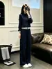 Nueva colección Otoño/Invierno 2026: un conjunto de dos piezas elegante y juvenil para mujeres petite, con un top de punto y pantalones de pierna ancha