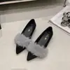 Zapatos de oficina decorativos, adelgazantes, que aumentan la altura, versátiles de punta fina para mujer, zapatos de punta baja 2026, zapatos de felpa de otoño, nueva moda