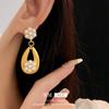 Conjunto de joyas medievales vintage, elegantes accesorios dorados de nicho, pendientes de lujo de estilo palaciego accesibles.
