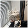 Mochila Pequena Feminina Moda Fresca com Renda de Bolinhas Estilo Coreano 2026 Nova Renda Leve para Deslocamento e Viagem