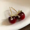 Brincos Pingente Cereja de Resina com Zircônia Design Nicho Outono e Inverno Brincos Versáteis da Moda Brincos de Luxo Leve de Alta Qualidade