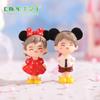 Nueva pareja de dibujos animados, micropaisaje de escritorio, accesorios de bola de cristal DIY, vestido rojo, cabello, lindos adornos de pareja besándose