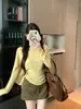Suéter tejido para otoño, suéter de nicho estilo coreano con cuello asimétrico, ajustado a la cintura, top casual versátil en amarillo