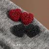 Pendientes sencillos de estilo Hong Kong con forma de corazón de melocotón, de alta gama, con textura retro Mori y corazón de Ankora rojo.