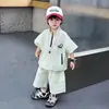 Roupa de Verão para Meninos 2026 Novo Estilo Coreano Jaqueta Legal e Estilosa para Menino Roupas Finas de Manga Curta para Verão Infantil