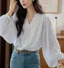 Camisa de botones de rayas azules Noriirose con cuello en V, mangas abullonadas y diseño calado, top suelto de otoño para mujer estilo francés