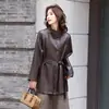 Abrigo de cuero de longitud media para mujer, 26 modelo nuevo otoño/invierno, piel de oveja, entallado en la cintura, elegante, cuello de solapa, abrigo de estilo británico vintage, al por mayor