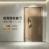 Porta minimalista de liga de alumínio com textura de madeira e detalhes em dourado, oferecendo um design estável, simples e versátil para decoração de casa