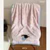 Lindo juego de tres piezas de toalla de baño de vellón de coral para uso doméstico, engrosado, absorbente, secado rápido, albornoz de baño y gorro para secar el cabello para mujeres