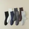 Calcetines Zhuji calcetines anti-pilling calcetines de color liso calcetines de algodón calcetines de tubo medio para hombre absorbentes del sudor transpirables medias para hombre calcetines de negocios simples