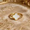 Anillo de Trébol de Cuatro Hojas de Moda Europea y Americana, Diseño de Nicho con un Toque de Lujo, Anillo Cerrado, Joyería Versátil de Lujo Ligero al por Mayor