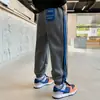 Z770 Yang Temprano Niños Primavera 2024 Nuevo Tendencia de Moda Deportiva Color Brillante Cinta de Letras Pantalones de Pierna