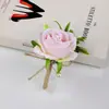 Elegante conjunto de lapela e flor de pulso rosa claro para casamentos, noivo, padrinhos, noiva e damas de honra com flores de pulso de pérola