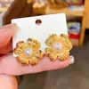 Brincos de flor com pérola artificial imitação banhados a ouro 18k real com pino de prata estilo europeu e americano, personalidade de nicho retrô, brincos de alto temperamento para mulheres