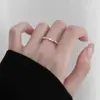 Anillo Mobius esmerilado para mujer, versátil, de lujo ligero, diseño de nicho, moderno y único, anillo abierto ajustable