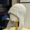 Chapéu de tricô de cor sólida quente com proteção para as orelhas feminino outono inverno com cadarço chapéu de lã moda espessado piloto chapéu Ushanka moderno