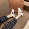 Tênis Casuais Slip-On Masculino e Feminino de Solado Plano com Bordado de Abelha Estilo Coreano para Casal g Marca Novos Sapatos Brancos Outono e Inverno 2026