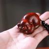 Peça de Cabo de Sândalo Vermelho de Folha Pequena, Pingente da Fortuna, Peça de Brinquedo Pixiu, Pingente do Deus da Riqueza Wen, Artesanato em Madeira para Brinquedos Venda por Atacado