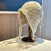 Gorro de Ganchillo Hueco Hecho a Mano para Mujer, Rojo Irregular con Borlas, Cálido, Protección para las Orejas, Ranura Trasera, Gorro de Punto de Color Sólido