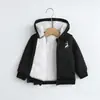 Chaqueta de forro polar negra con capucha para niños, cárdigan con cremallera bordado de ciervo para bebé niño, top engrosado de otoño e invierno para niño pequeño