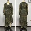 Vestido ajustado irregular de manga larga con volantes, cuello en V cruzado y estampado tie-dye verde oscuro vintage para exportación femenina