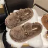 Chinelos de algodão femininos com sola grossa, que aumentam a altura, forrados com fleece, quentes e de bico fechado, novo estilo inverno 2026, versáteis, modernos, casuais e leves, pantufas peludas