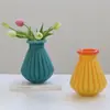 Estilo Escandinavo Florero de Vid Pequeño con Boca Curvada Sala de Estar Flor Artificial Mostrador de Flores Decoración Suave para el Hogar Florero de Escritorio