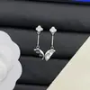 Brincos de Marca de Luxo Europeia e Americana Transfronteiriços, Nova Versão de Alta Qualidade com Letras do Logotipo, Brincos de Trevo de Quatro Folhas em Forma de Losango para Mulheres Atacado