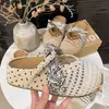 Deslumbrantes Chinelos Slip-On de Malha Trançada com Bolinhas, Meio Chinelo Birkenstock-Style da Moda com Solado Grosso que Aumenta a Altura para Uso Externo, Novo Modelo de Verão 2026