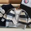 Suéter Rayado de Cuello V para Niños Masculino 2026 Primavera Otoño Nuevo Estilo Informal Versátil para Niños Pequeños Chaqueta para Bebé Femenina Elegante
