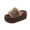2026 Invierno Nuevo Estilo Hogar Peludos con Perlas Retro Suela Gruesa Pantuflas de Algodón para Interiores para Mujer, Uso en Exteriores, Beige de Moda