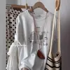 Camiseta Feminina Manga Curta Algodão Puro Branco e Cinza, Novo Estilo Popular Verão 2026, T-shirt Solta e Versátil para Tamanhos Pequenos