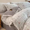 Juego de ropa de cama de cuatro piezas de terciopelo de leche tallado, edredón y juego de sábanas de forro polar coral engrosado y cálido para invierno