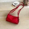 Bolsa baguette de nicho estilo coreano de alta moda para mulheres, novo modelo verão 2026, estilo minimalista, bolsa de ombro e debaixo do braço na cor sólida