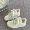 Zapatos Blancos Gruesos y Peludos Versátiles Estudiante Casual Zapatos de Tabla Mujer 2026 Nuevo Otoño/Invierno Zapatos de Pan Zapatos Cálidos para Mujer