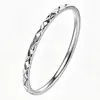 Anel de Aço Titânio com Superfície de Losango Gravada Banda Fina de 1mm Anel Feminino Ouro Real 18K Anel Simples para Homens e Mulheres Venda Direta da Fábrica Atacado