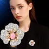 Broche de Lujo de Gama Alta con Concha de Perla Natural y Camelia, Pin de Moda Estilo Chanel, Adorno para Abrigo con Pedrería