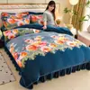 Juego de Cuatro Piezas de Terciopelo de Leche Engrosado para Invierno (4-4.5 kg) Juego de Ropa de Cama de Coral Fleece Otoño/Invierno con Faldón de Cama, Venta Directa de Fábrica, Venta al por Mayor y Dropshipping