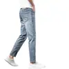 Jeans cropped de seda gelada de alta qualidade para homens, corte justo, calças finas de Tencel stretch 9 pontos para o verão 2026