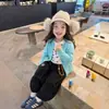 Jaqueta Cardigan de Tricô com Bolinhas para Meninas 2026 Outono Novo Conjunto de Camiseta Manga Longa Cartoon e Calça Jeans para Bebê