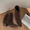 Botas de moda feminina, novo modelo verão 2026, bico fino, salto grosso, estilo francês, emagrecedor, franzido, cano curto, com franjas