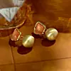 Pendientes de Botón Geométricos de Lujo Ligero Estilo Francés para Mujer, Pendientes de Bola de Cobre con Piedra Ojo de Gato Rosa de Gama Alta con un Diseño de Nicho