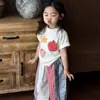 Conjunto para Meninas 2026 Verão Novo Estiloso Estampa de Desenho Animado Infantil Blusa de Manga Curta Cor de Bebê Calça de Cintura Alta Wide-Leg Tendência