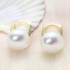 Brincos de pino de pérola de pão cozido no vapor elegantes retrô femininos leves luxo de alta qualidade exclusivo com fivela de orelha com diamante incrustado design de nicho joias de orelha