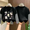 Camiseta de manga comprida para meninas, estilo primavera/outono, nova coleção 2026, peça básica da moda para crianças, algodão puro, blusa falsa de duas peças para meninas pequenas