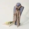 Bufanda de gasa con forma de diamante para mujer, estilo coreano, estampado a cuadros, bufanda larga para el cuello con hebilla de bufanda de flor de rosa tridimensional, cinta elegante