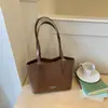Bolso con diseño de nicho de moda, gran capacidad, bolso de hombro único para debajo del brazo para mujer, nuevo bolso tote de moda 2026 para salir