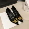 Zapatos de mujer negros retro con punta fina esmerilada y detalles dorados para el trabajo diario y para fiestas, tacones altos de tacón medio para mujer