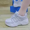 Sapatos femininos com sola grossa para aumentar a altura para pessoas baixinhas, tênis estilo "dad shoes" em malha respirável para primavera e verão, novos sapatos casuais versáteis e leves 2026